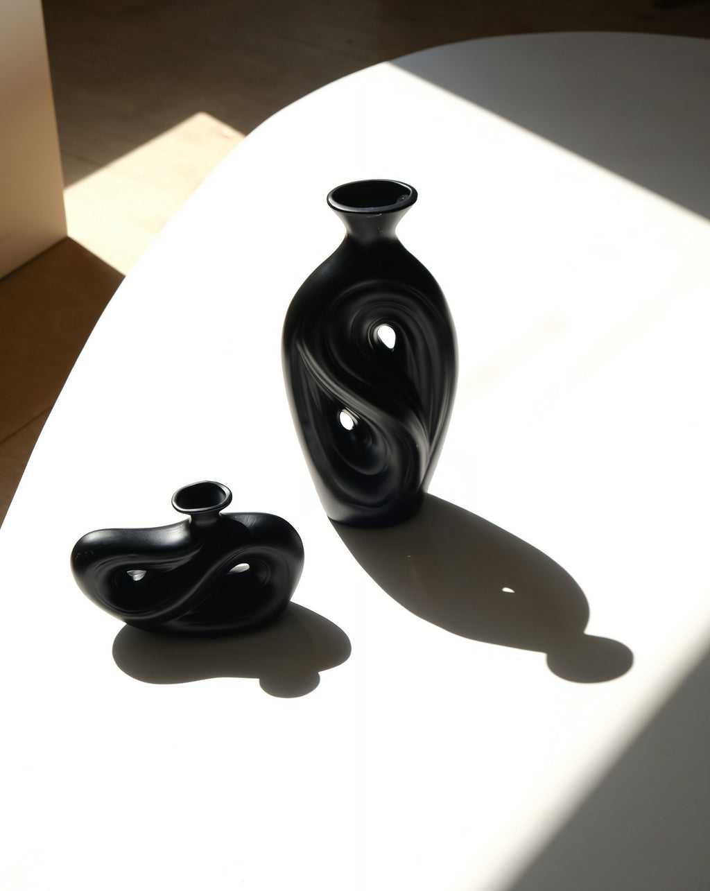 Handgefertigte Zeitgenössische Abstrakte Keramik Vase Schwarz