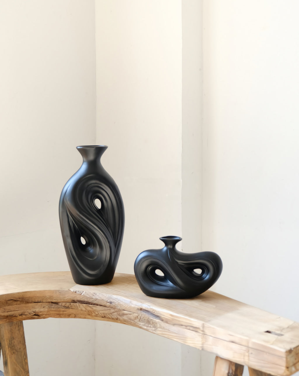 Handgefertigte Zeitgenössische Abstrakte Keramik Vase Schwarz